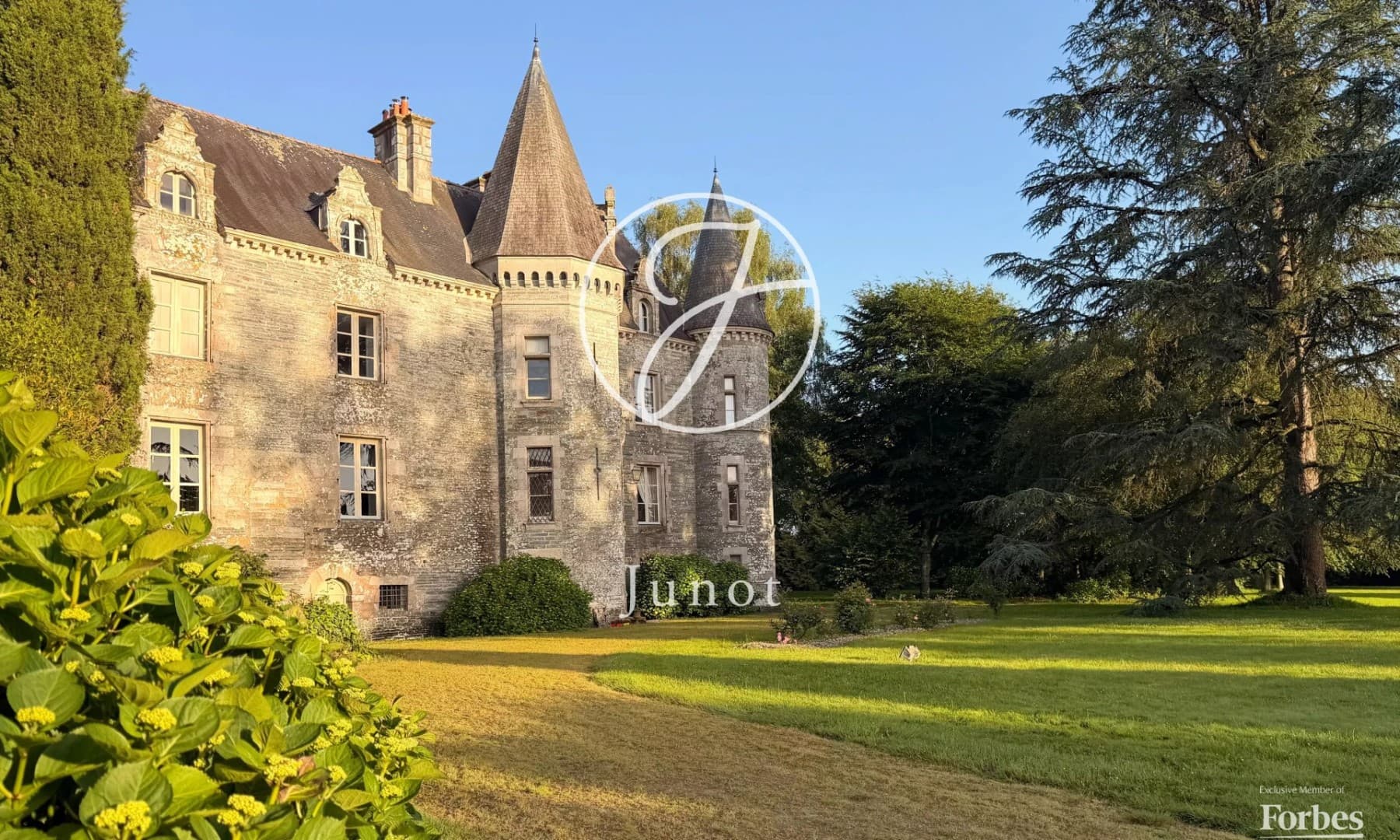 Elegant 16th Century Château With Guest House And Landscaped Parklands 5