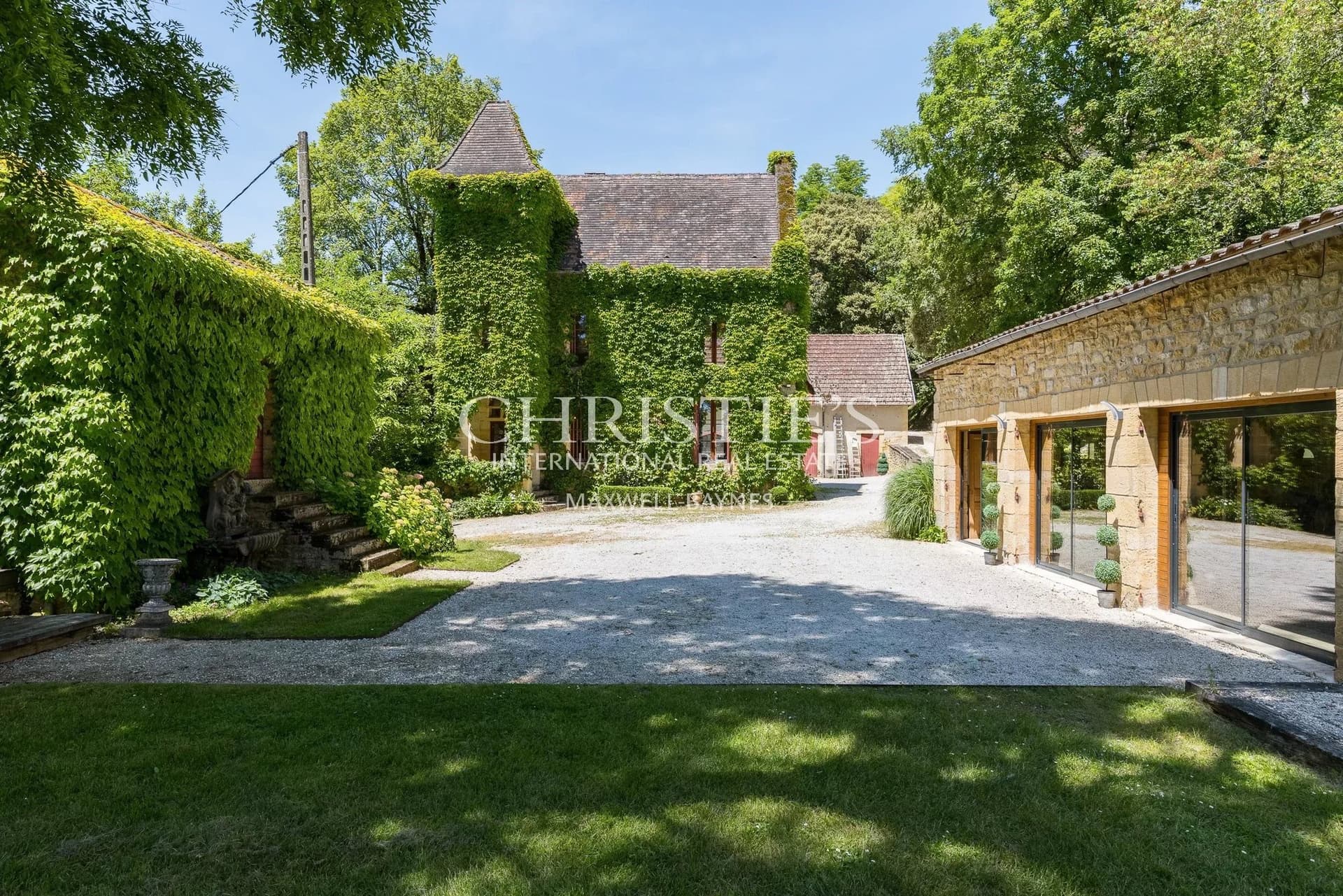 Exceptional 17th Century Château With Panoramic Views In The Dordogne 4