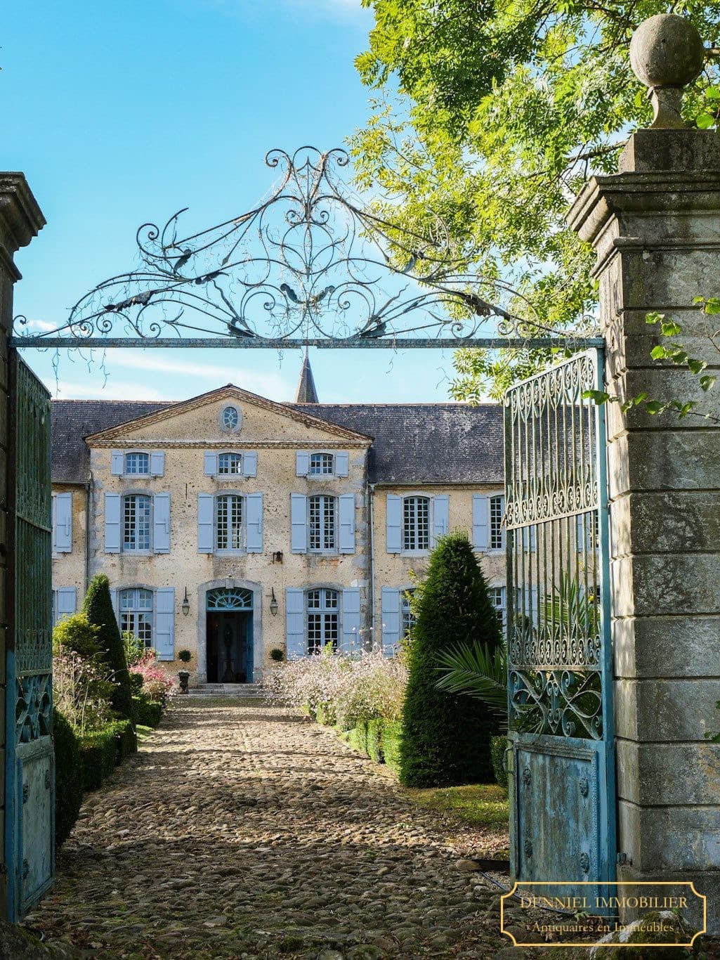 Elegant 18th Century Château with Exquisite Gardens — Château for sale in France
