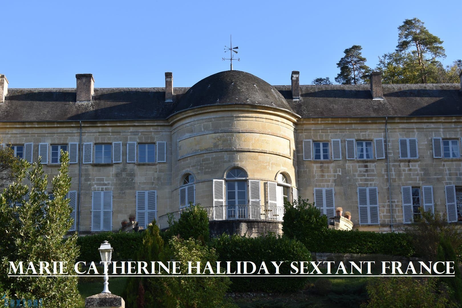Exceptional Neoclassical Château With Swimming Pool And 10 Bedrooms — Château for sale in Dordogne, France
