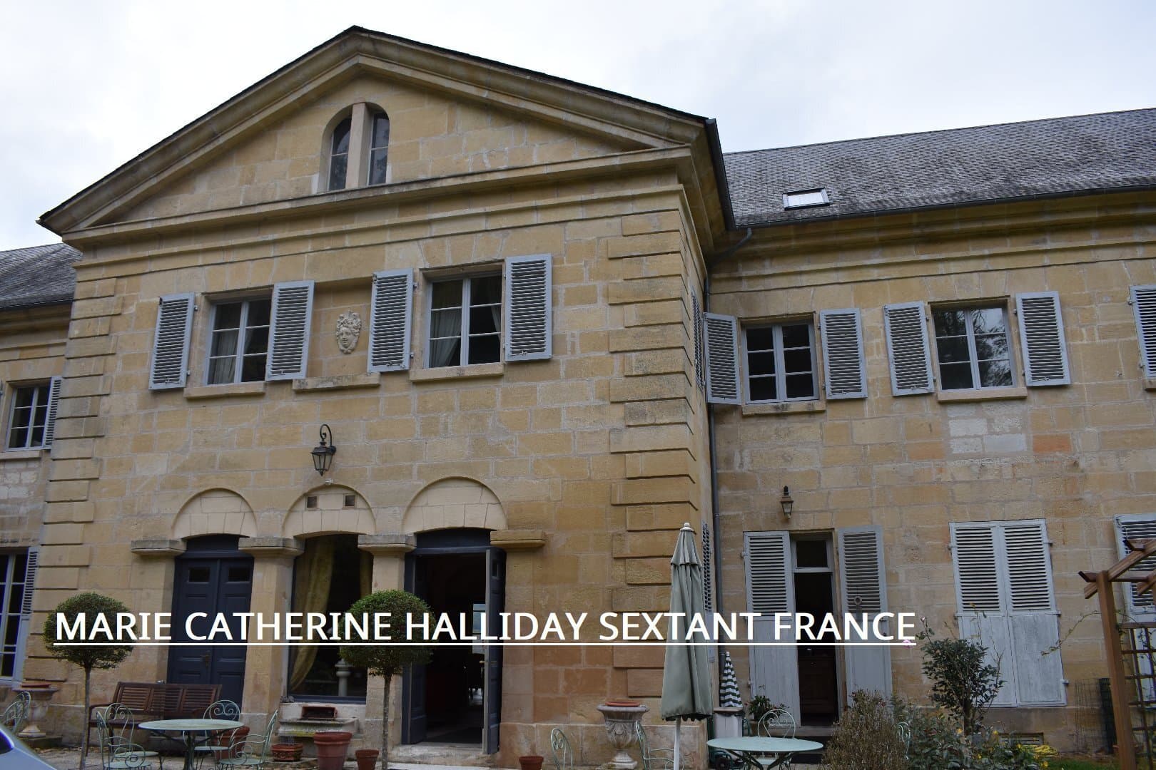 Exceptional Neoclassical Château With Swimming Pool And 10 Bedrooms 2