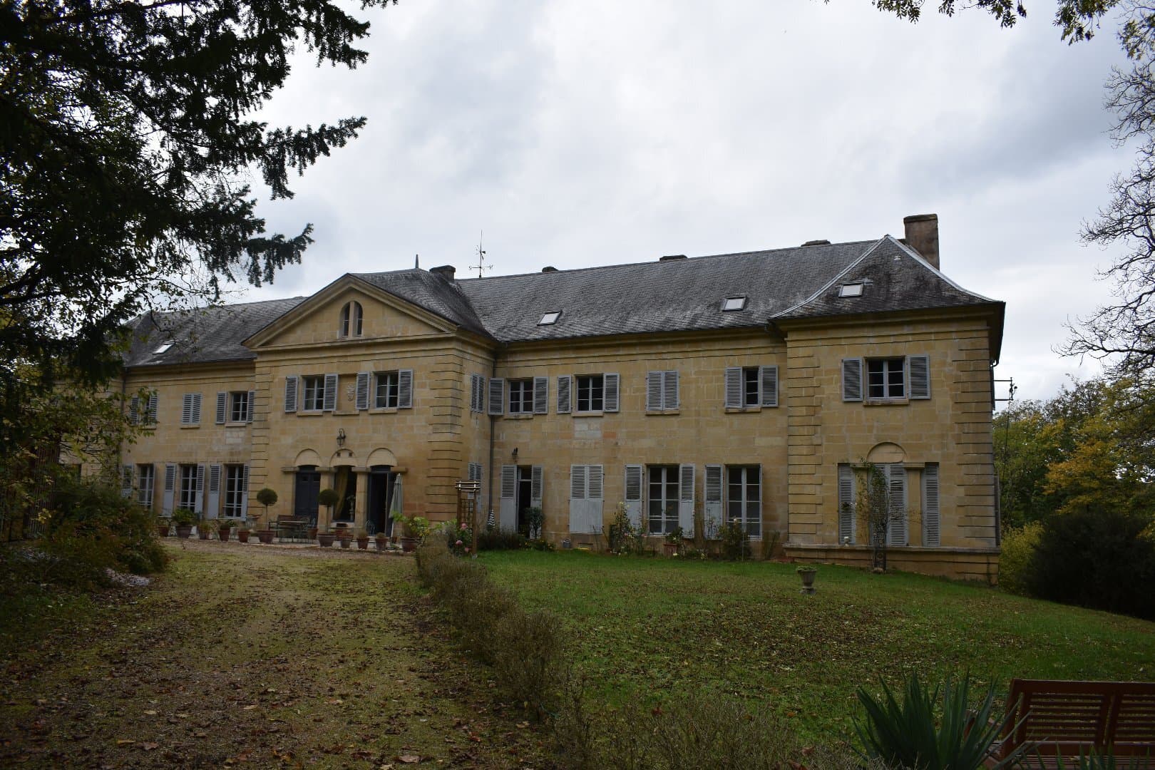 Exceptional Neoclassical Château With Swimming Pool And 10 Bedrooms 3