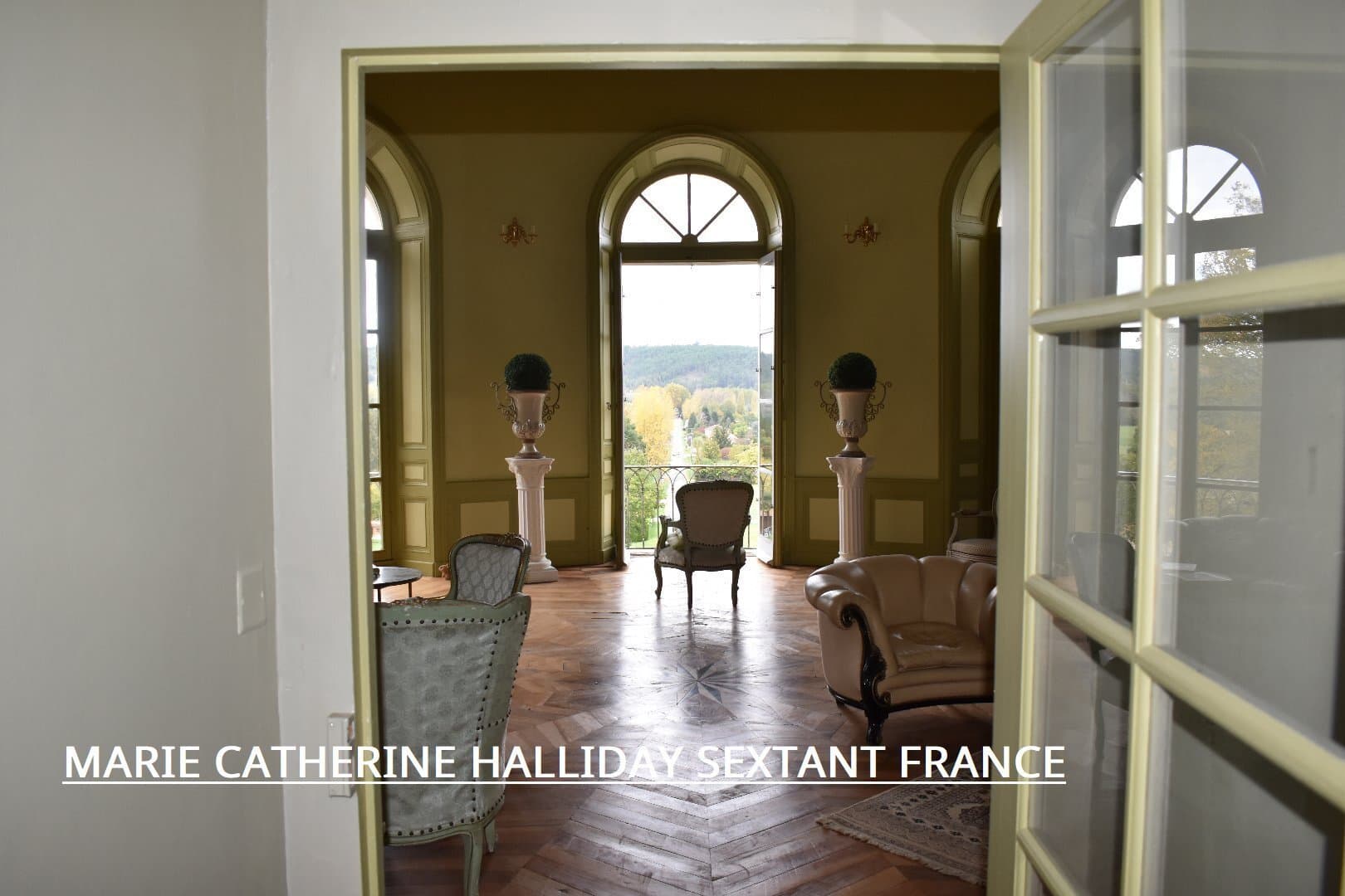 Exceptional Neoclassical Château With Swimming Pool And 10 Bedrooms 5