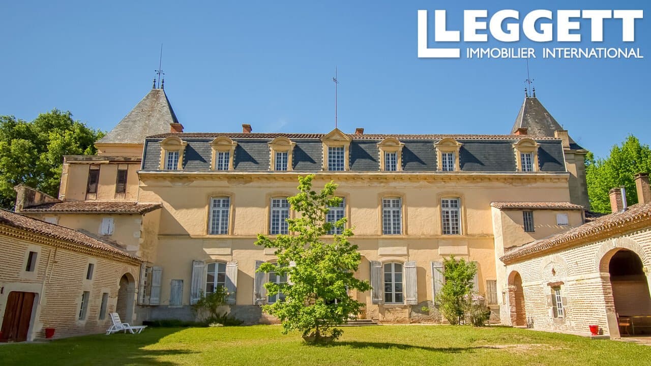 Eighteenth Century Château With River View And Outbuildings — Château for sale in Lot-et-Garonne, France