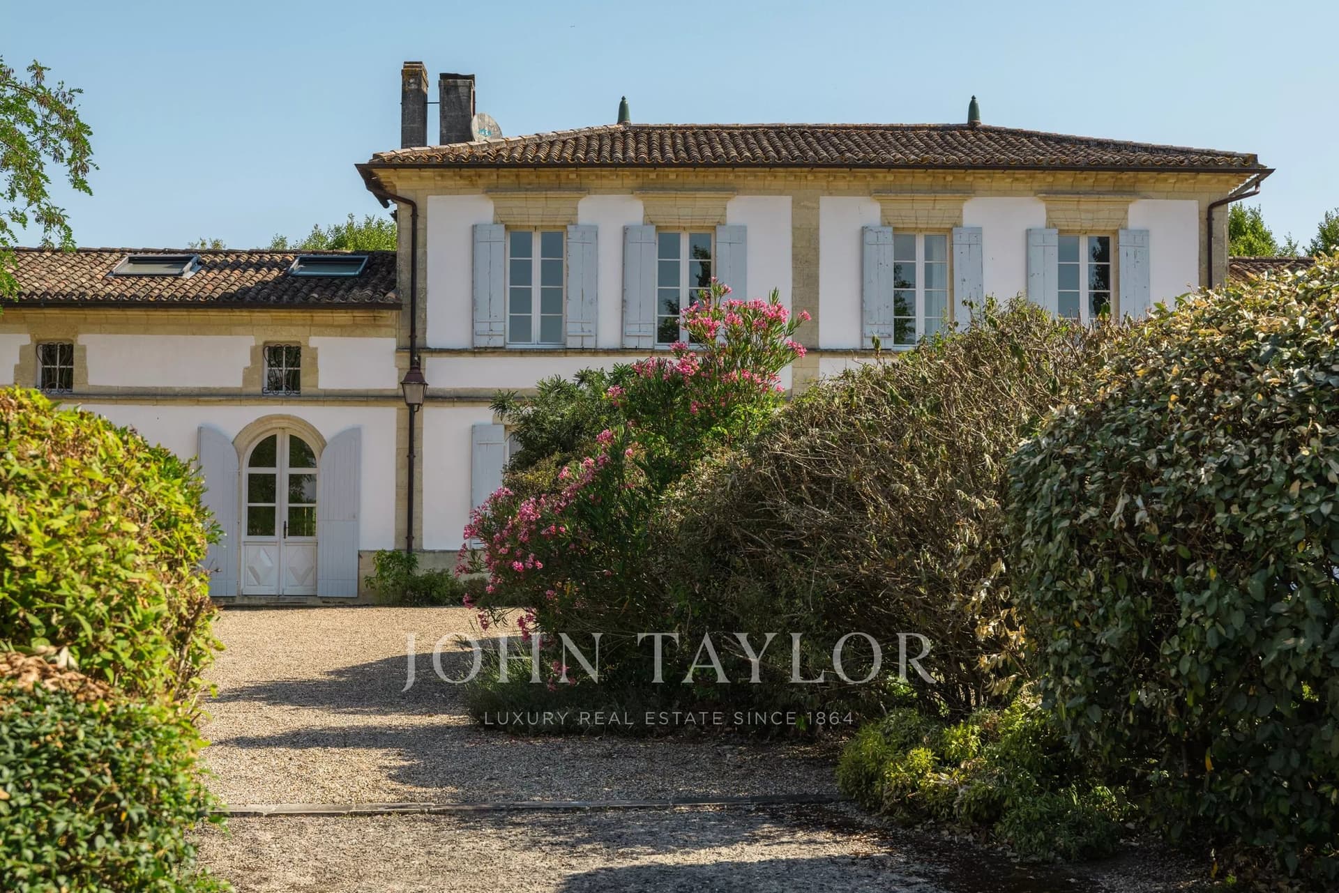 17th Century Chartreuse With 6 Hectares Park Near Bordeaux