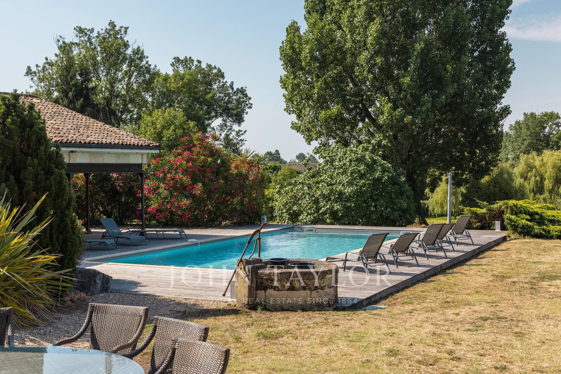 17th Century Chartreuse With 6 Hectares Park Near Bordeaux 3