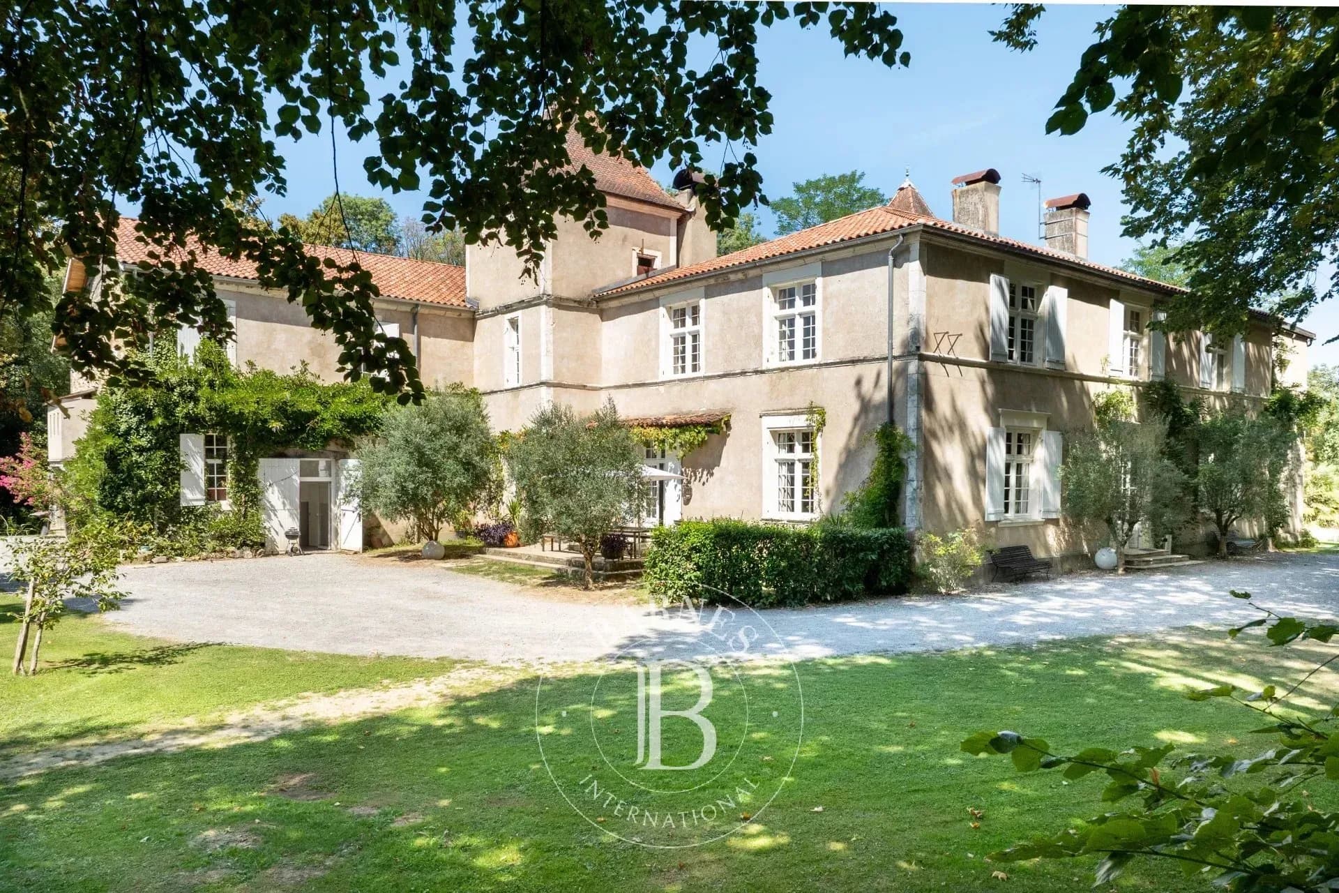 Exceptional 19th Century Château With Guest House And Swimming Pool 5