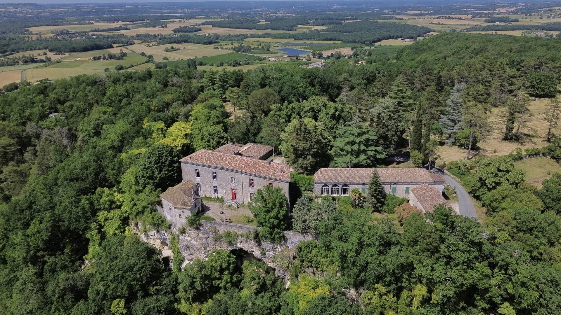 Historic Château With Chapel, Orangery And Expansive Grounds 4