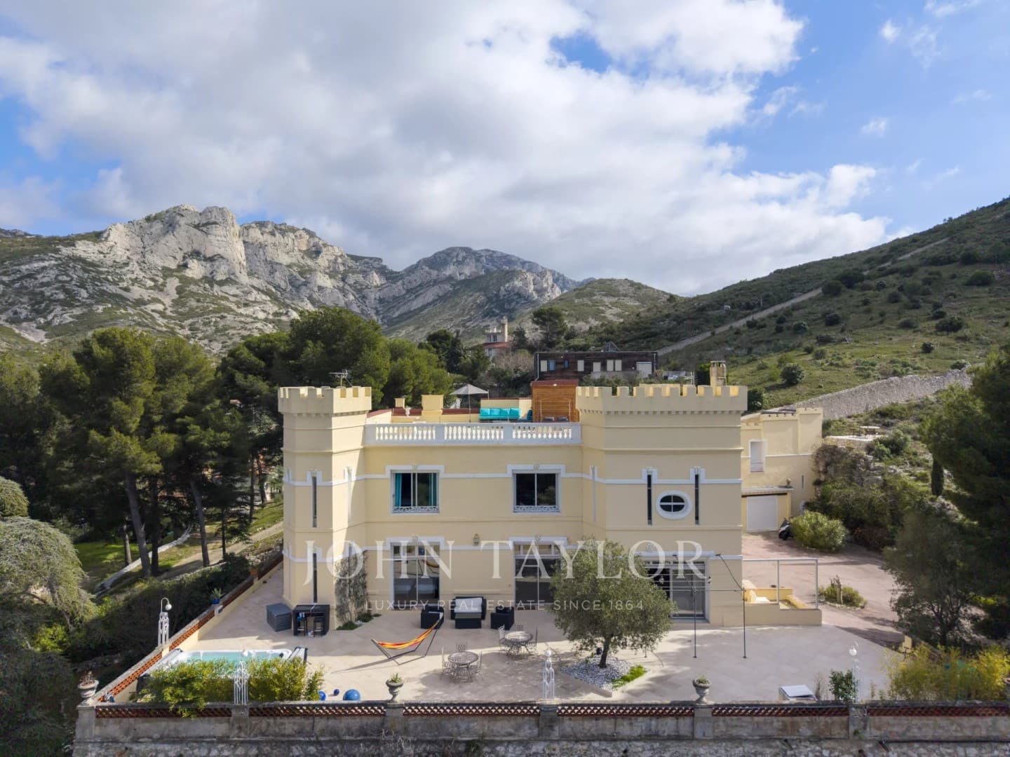 Elegant Château with Panoramic Views and Swimming Pool in Marseille 3