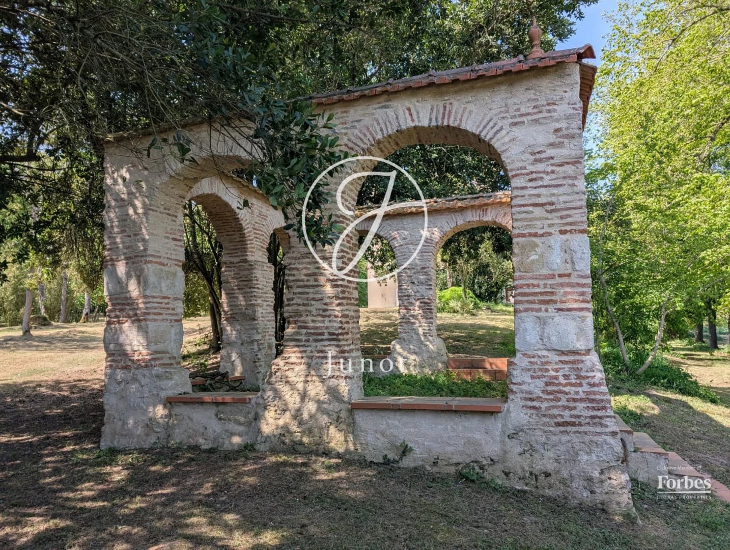 Elegant 19th Century Castle With Gîtes And Scenic Views 2