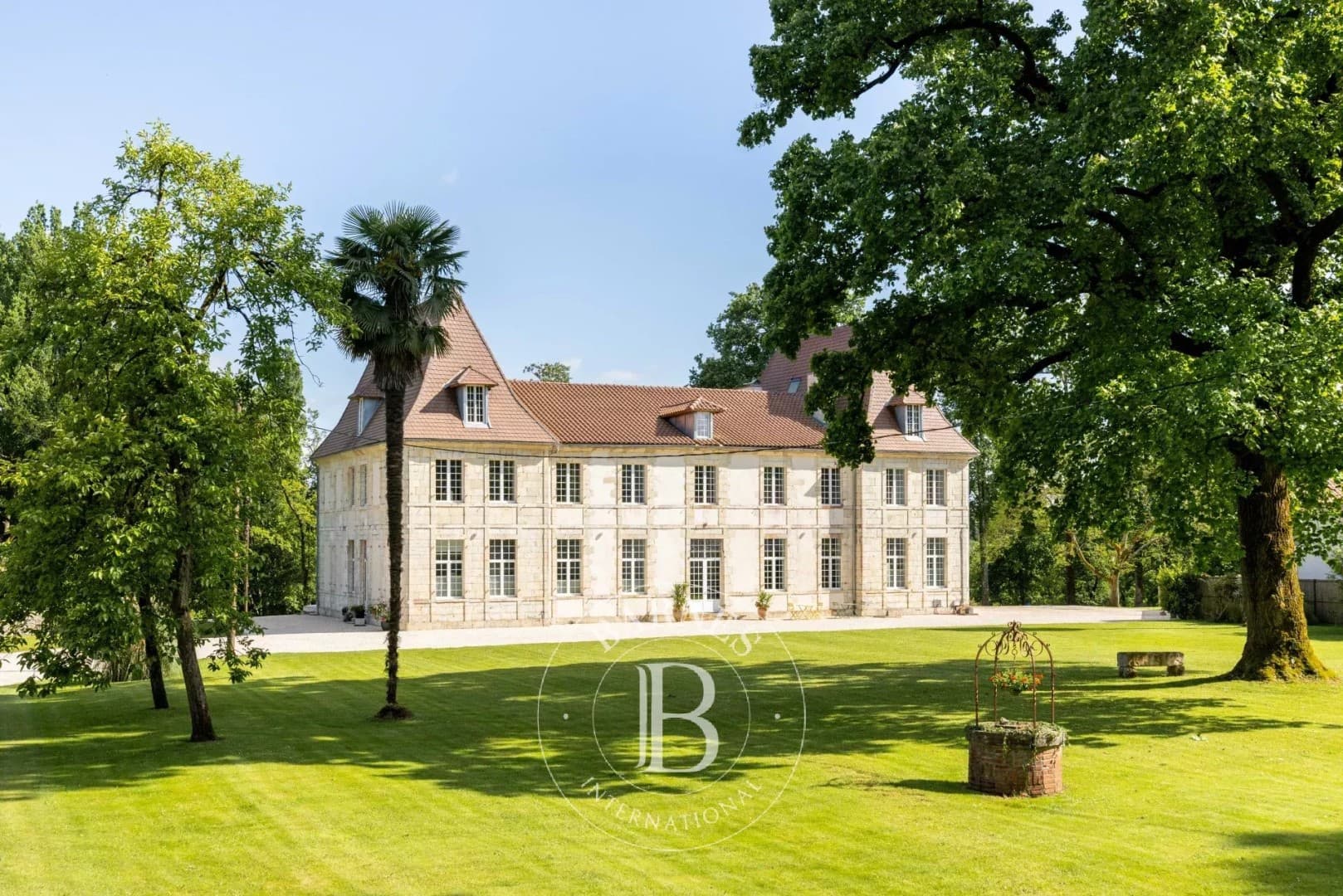 Elegant 18th Century Château With Swimming Pool And Landscaped Park — Château for sale in France