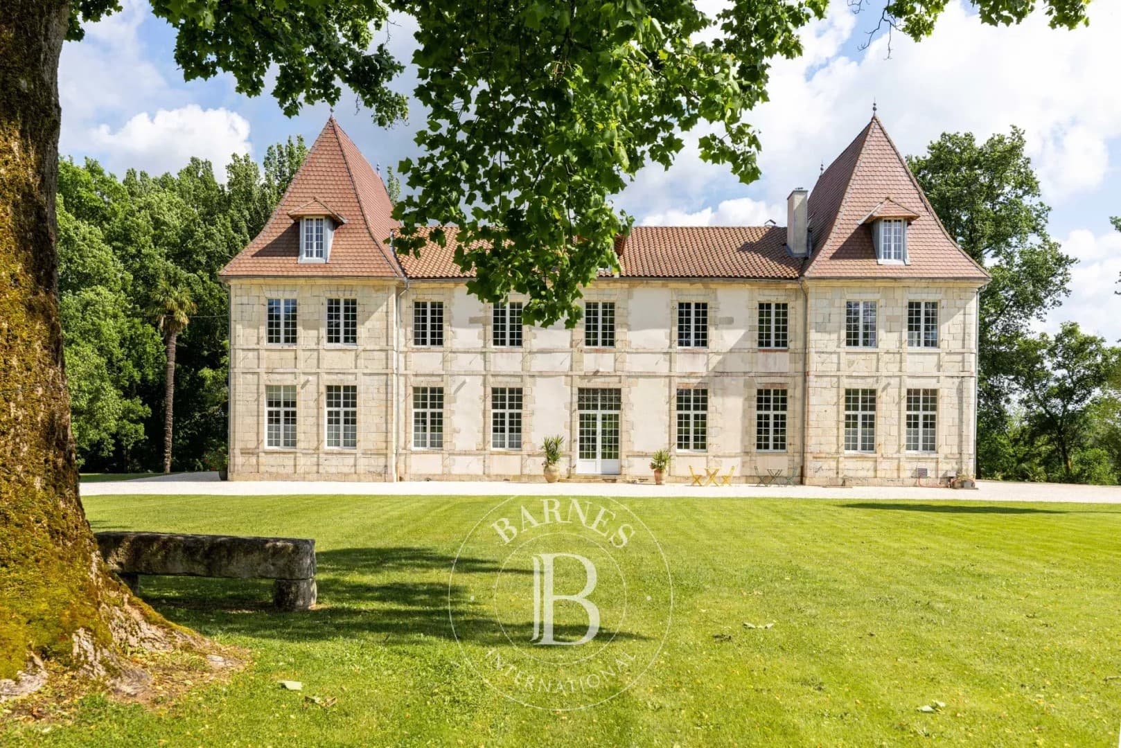 Elegant 18th Century Château With Swimming Pool And Landscaped Park 2