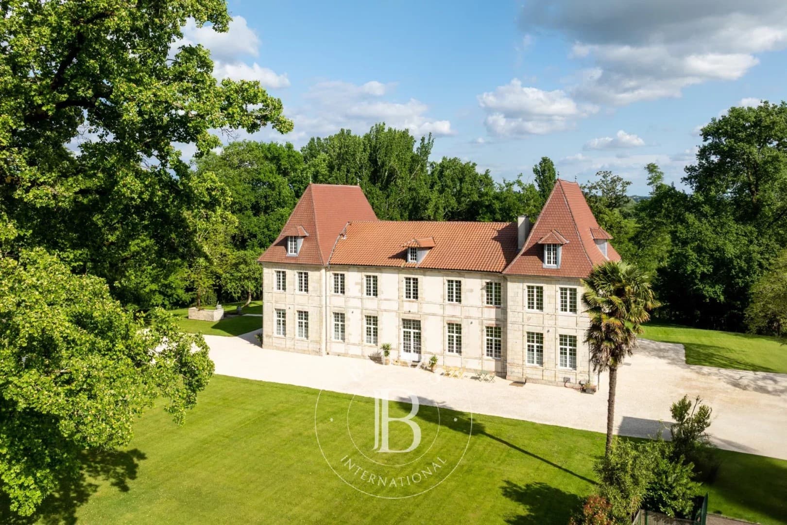Elegant 18th Century Château With Swimming Pool And Landscaped Park 3