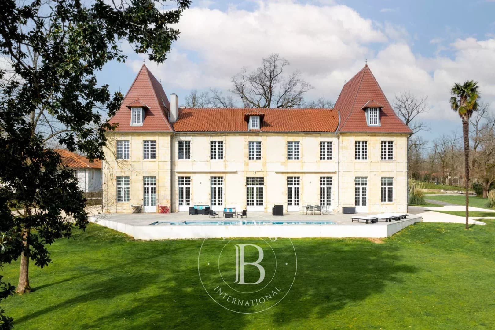 Elegant 18th Century Château With Swimming Pool And Landscaped Park 4