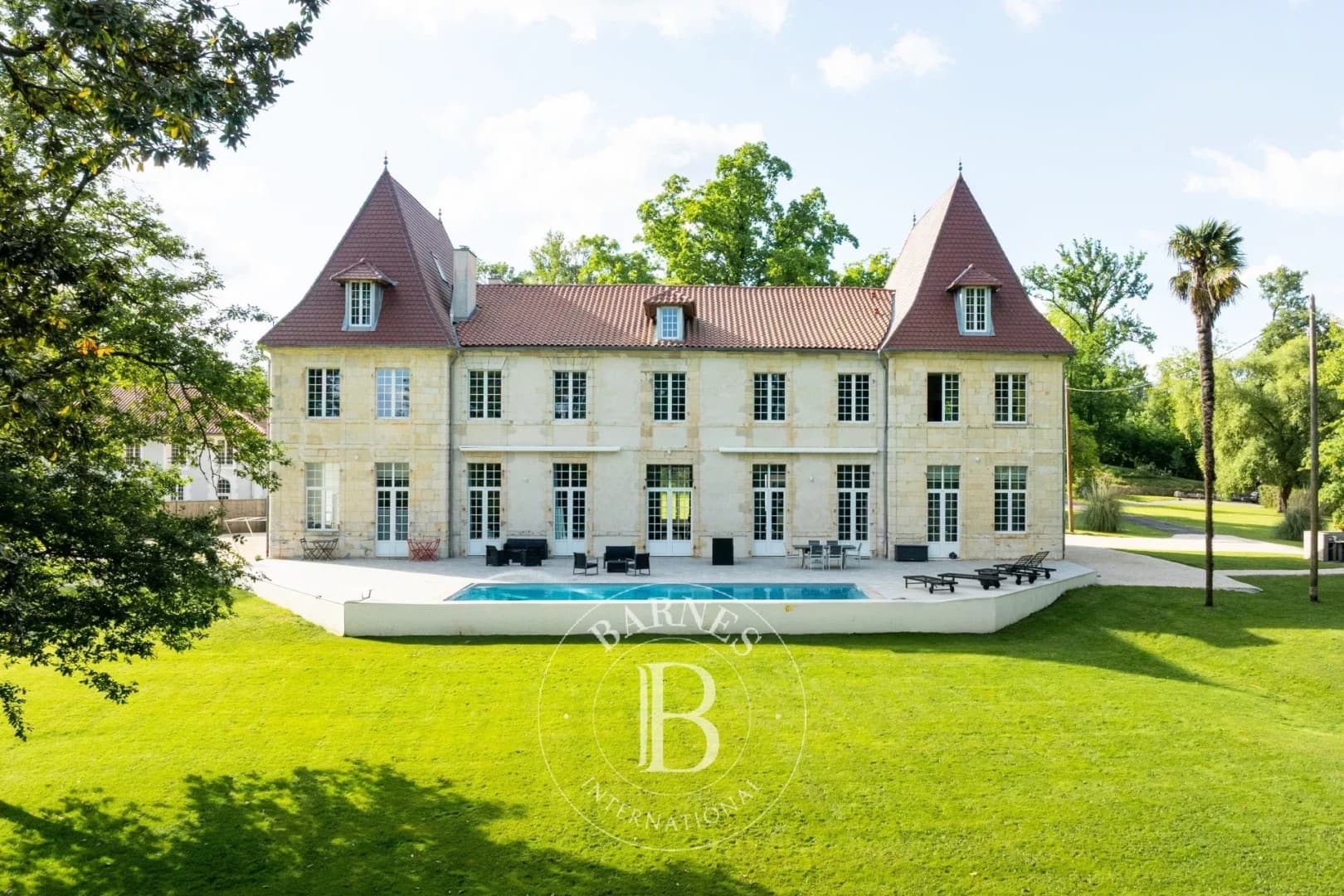 Elegant 18th Century Château With Swimming Pool And Landscaped Park 5