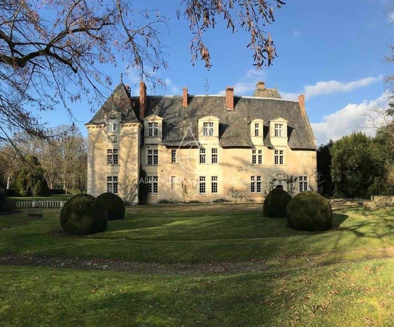 Charming Renaissance Château with Expansive Park and Twelve Bedrooms