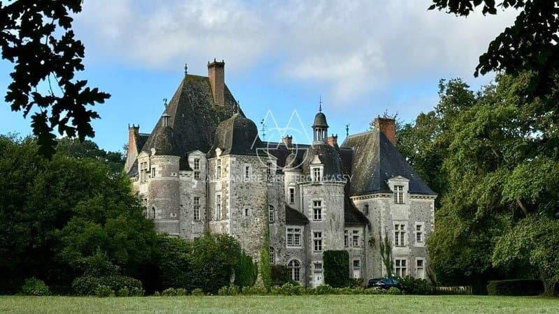 Charming Renaissance Château with Expansive Park and Twelve Bedrooms 2