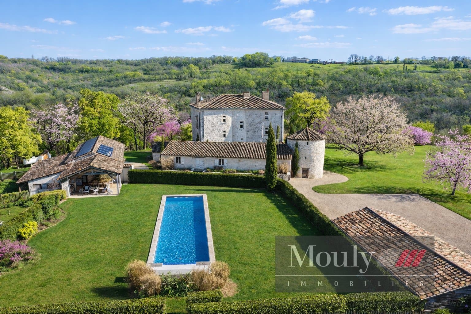 Historic 12th Century Castle With Gîte And Heated Swimming Pool 2