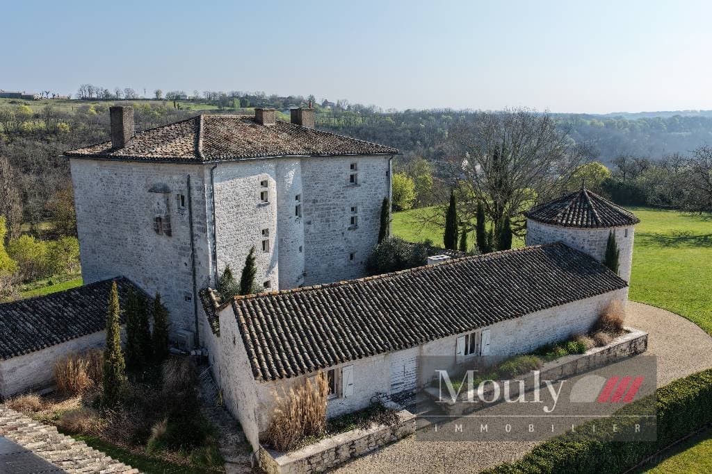 Historic 12th Century Castle With Gîte And Heated Swimming Pool 4