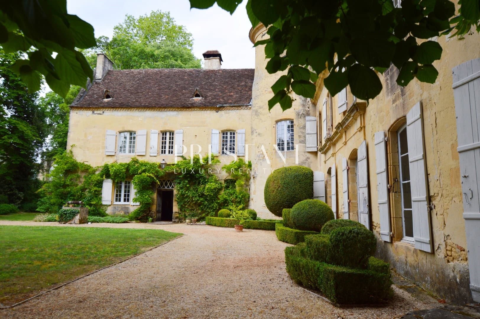Historic Château with 450 Sqm Living Space and 64 Hectares of Grounds 5