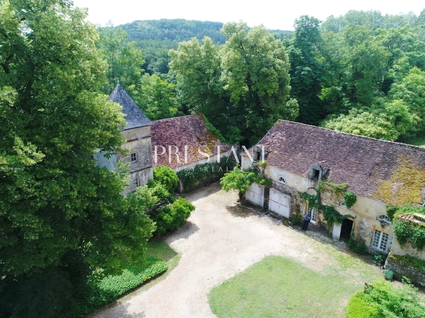 Historic Château with 450 Sqm Living Space and 64 Hectares of Grounds 5