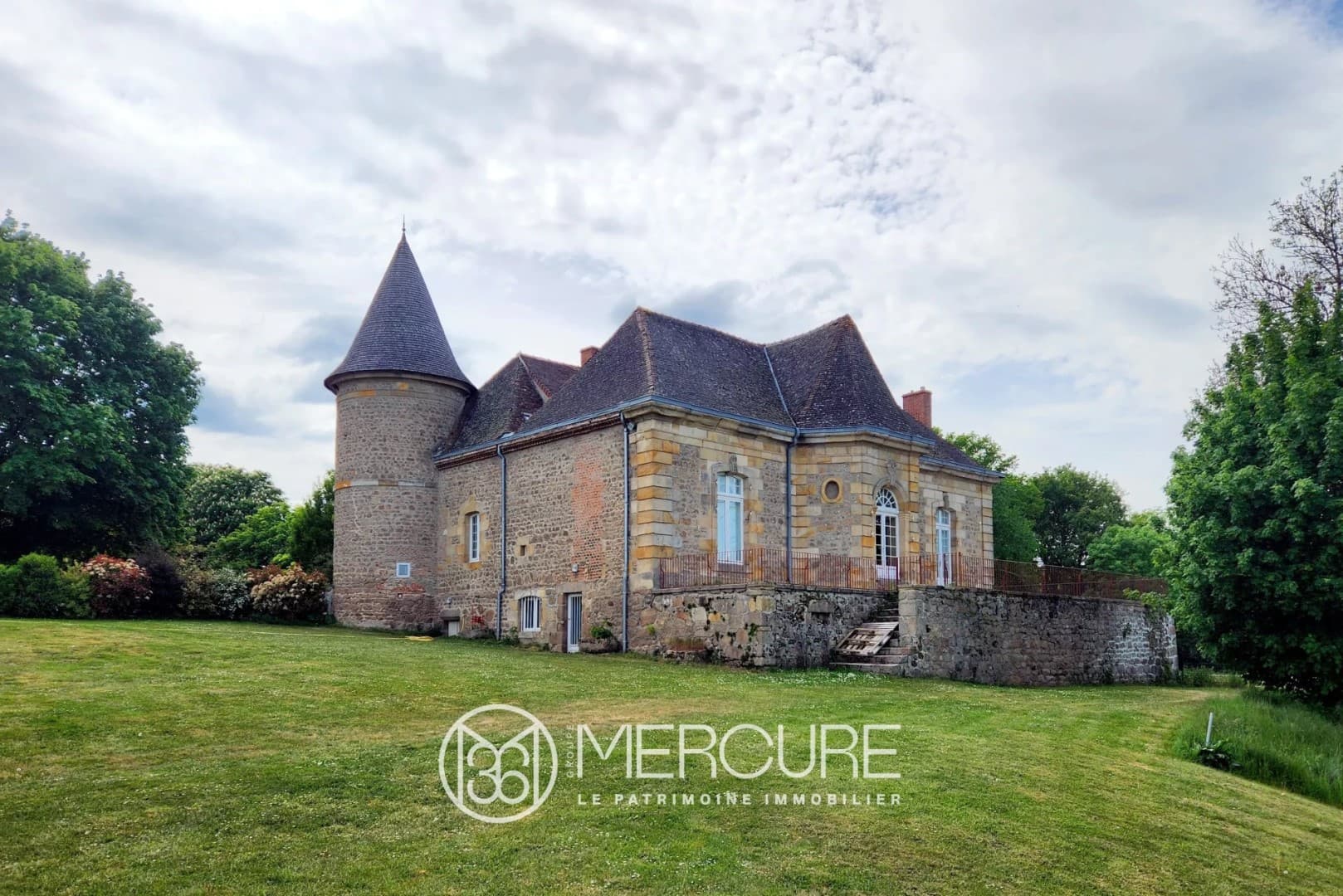 Château with Guesthouse and Swimming Pool in a Private Setting — Château for sale in France