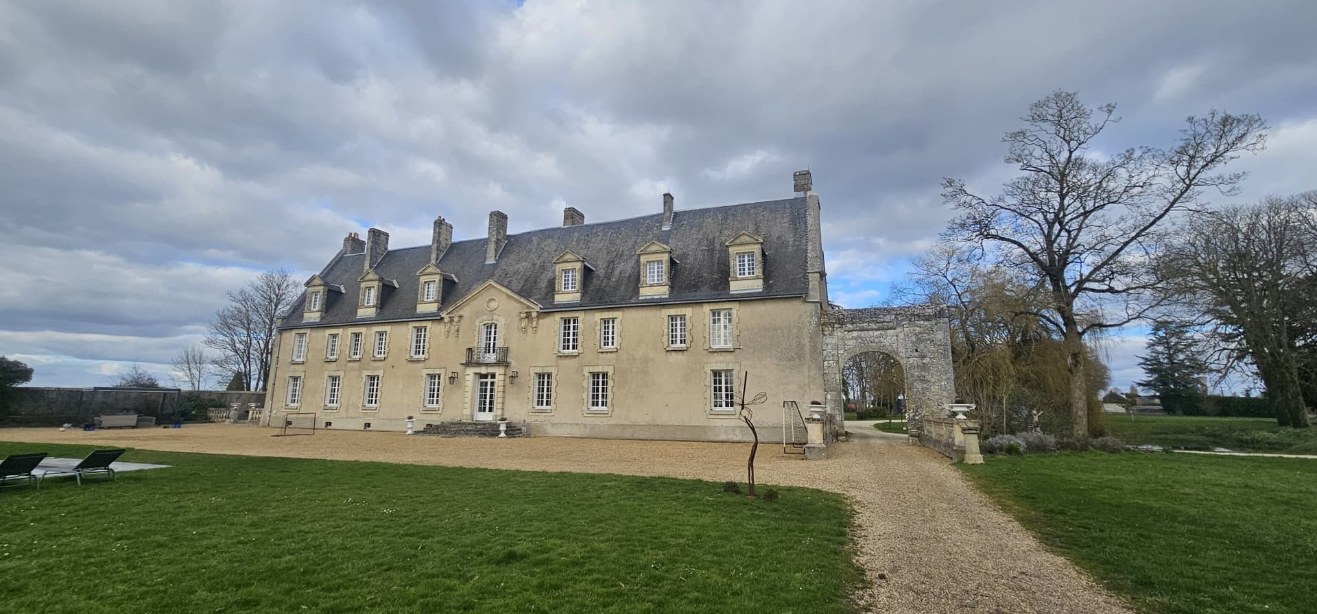 Exceptional Château with 15 Bedrooms and Extensive Grounds