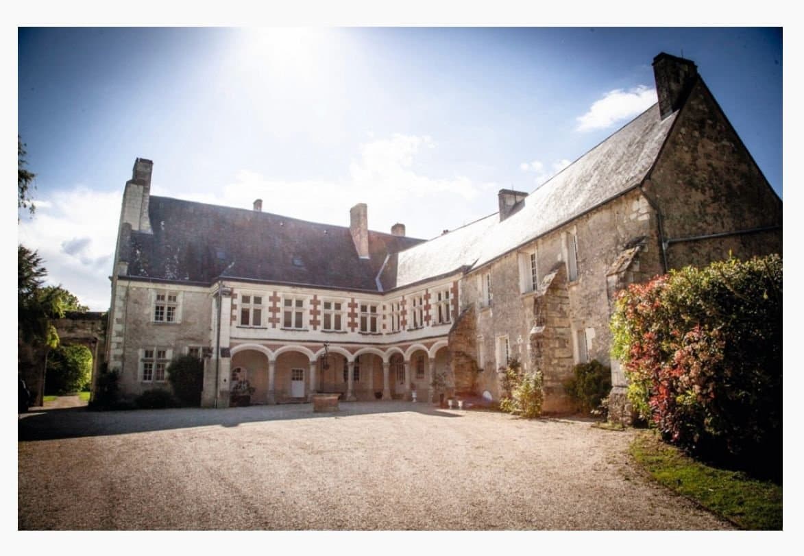 Exceptional Château with 15 Bedrooms and Extensive Grounds 4
