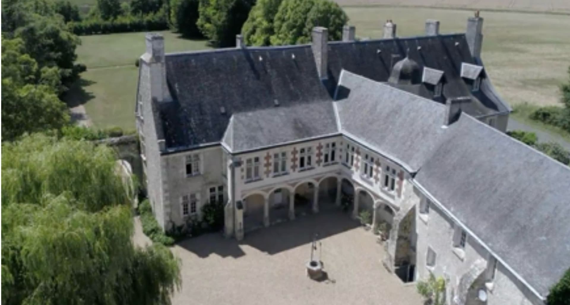 Exceptional Château with 15 Bedrooms and Extensive Grounds 5
