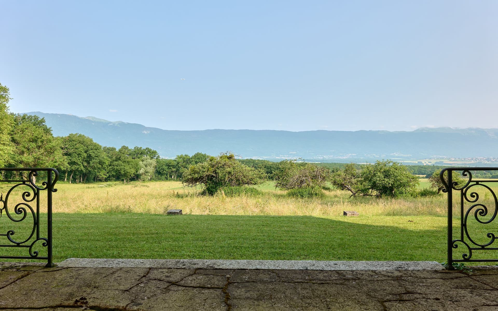 Château d’Humilly 40000 Sqm 10 Bedrooms 2