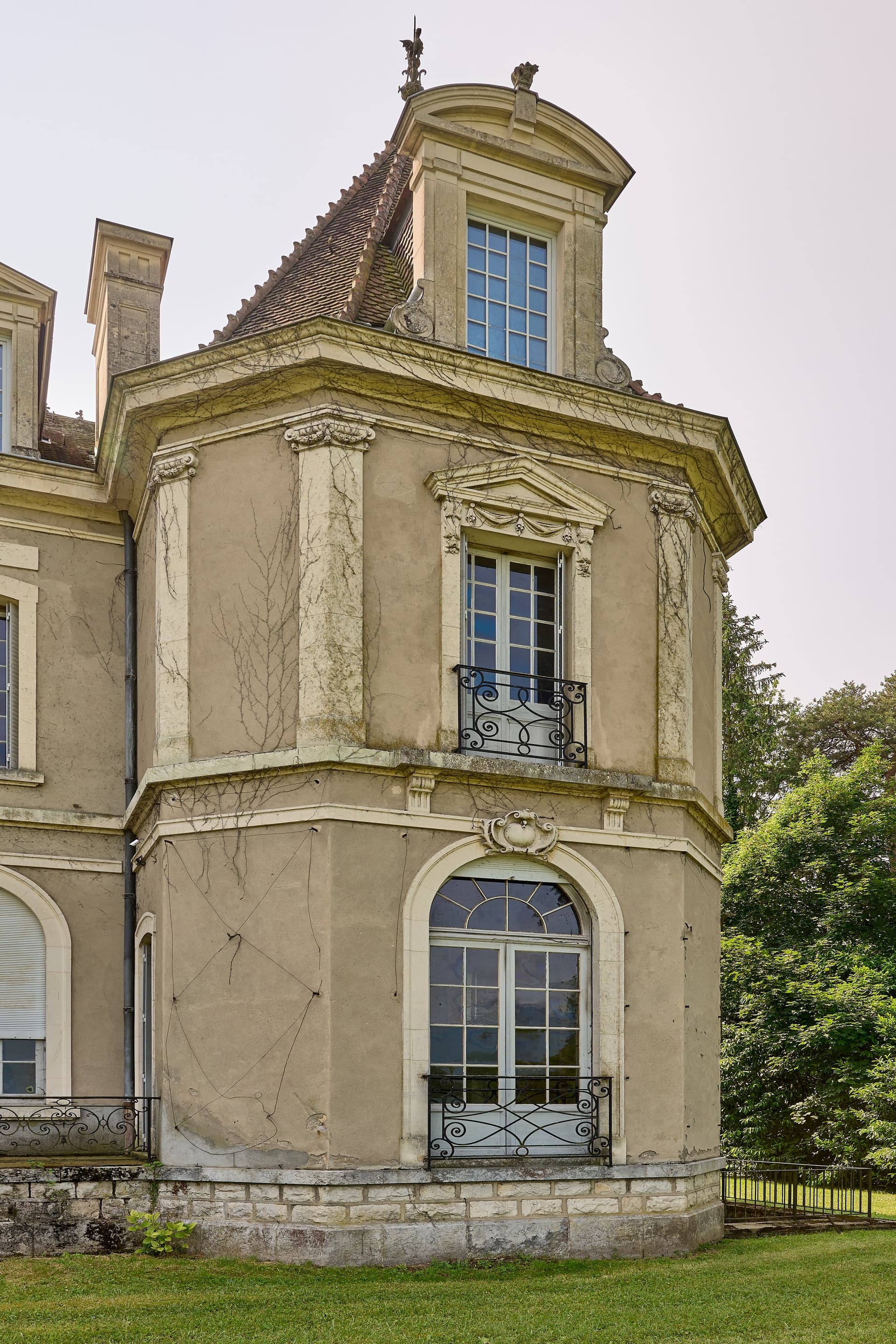 Château d’Humilly 40000 Sqm 10 Bedrooms 3