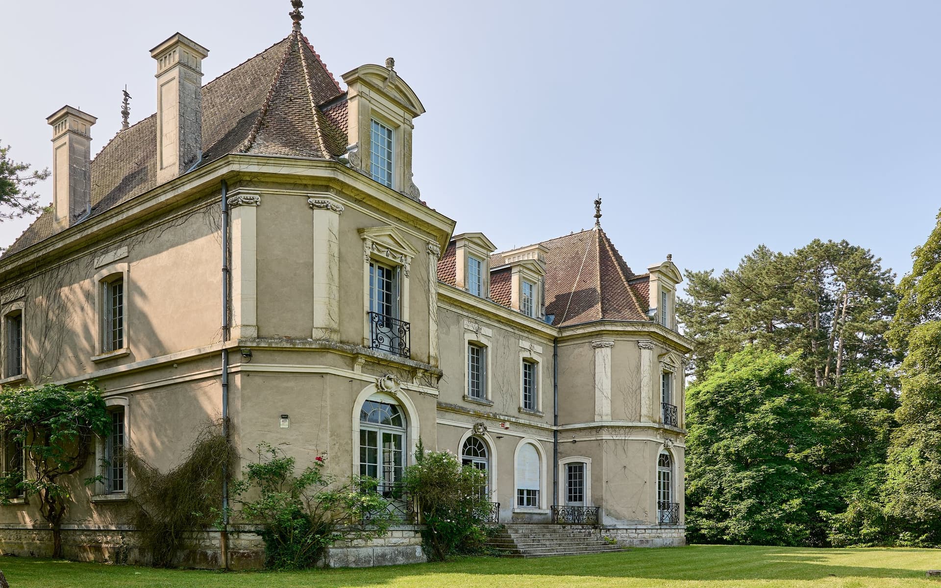 Château d’Humilly 40000 Sqm 10 Bedrooms 4