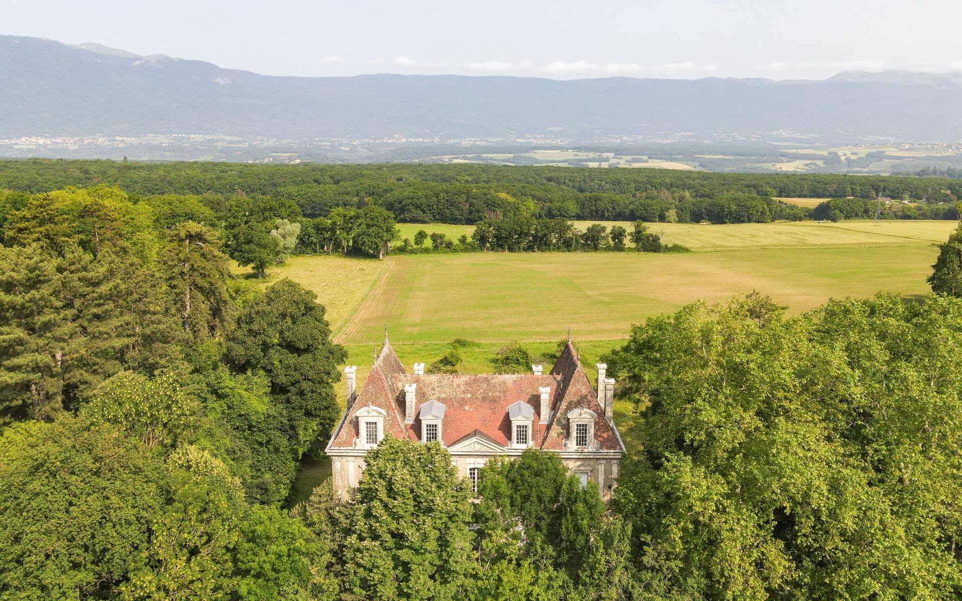 Château d’Humilly 40000 Sqm 10 Bedrooms 4