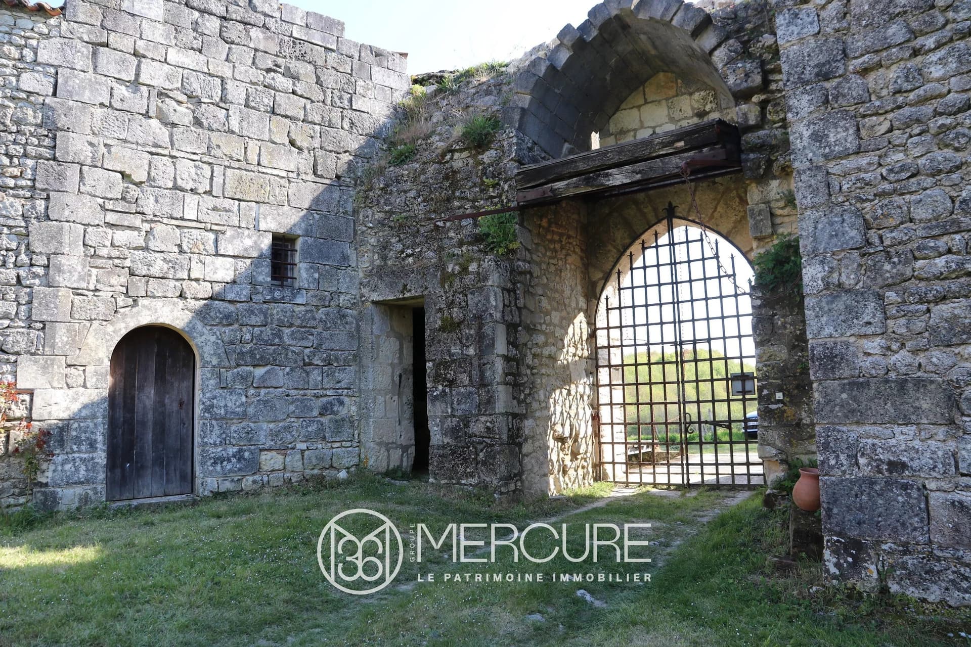 Historic 14th Century Castle With Guest Accommodations Near The Ocean 3