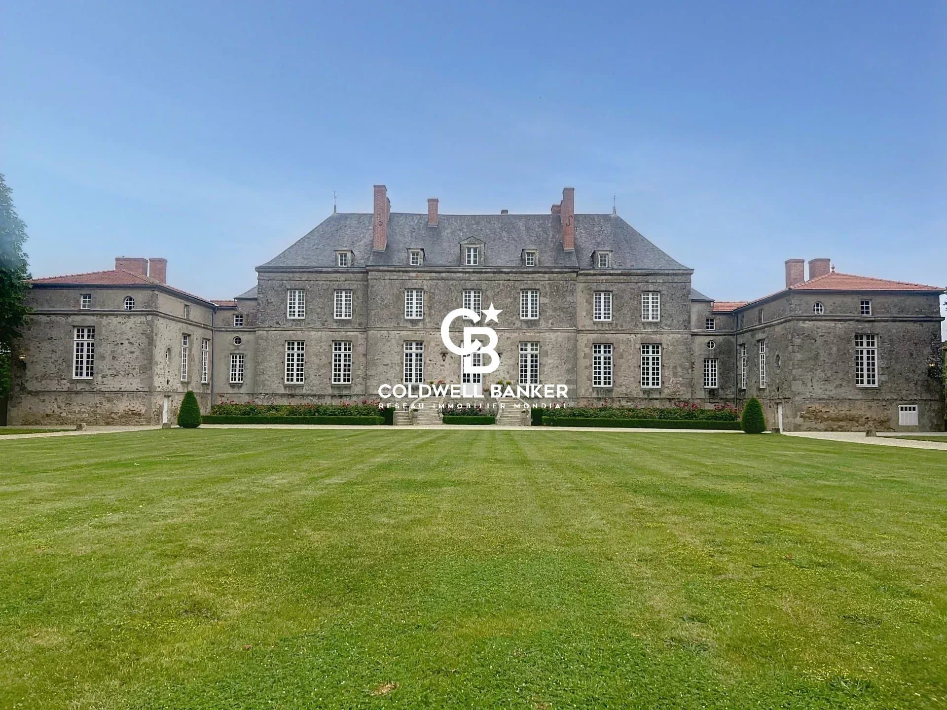 Prestigious Manor House with Heated Pool and Historical Features — Manor House for sale in France