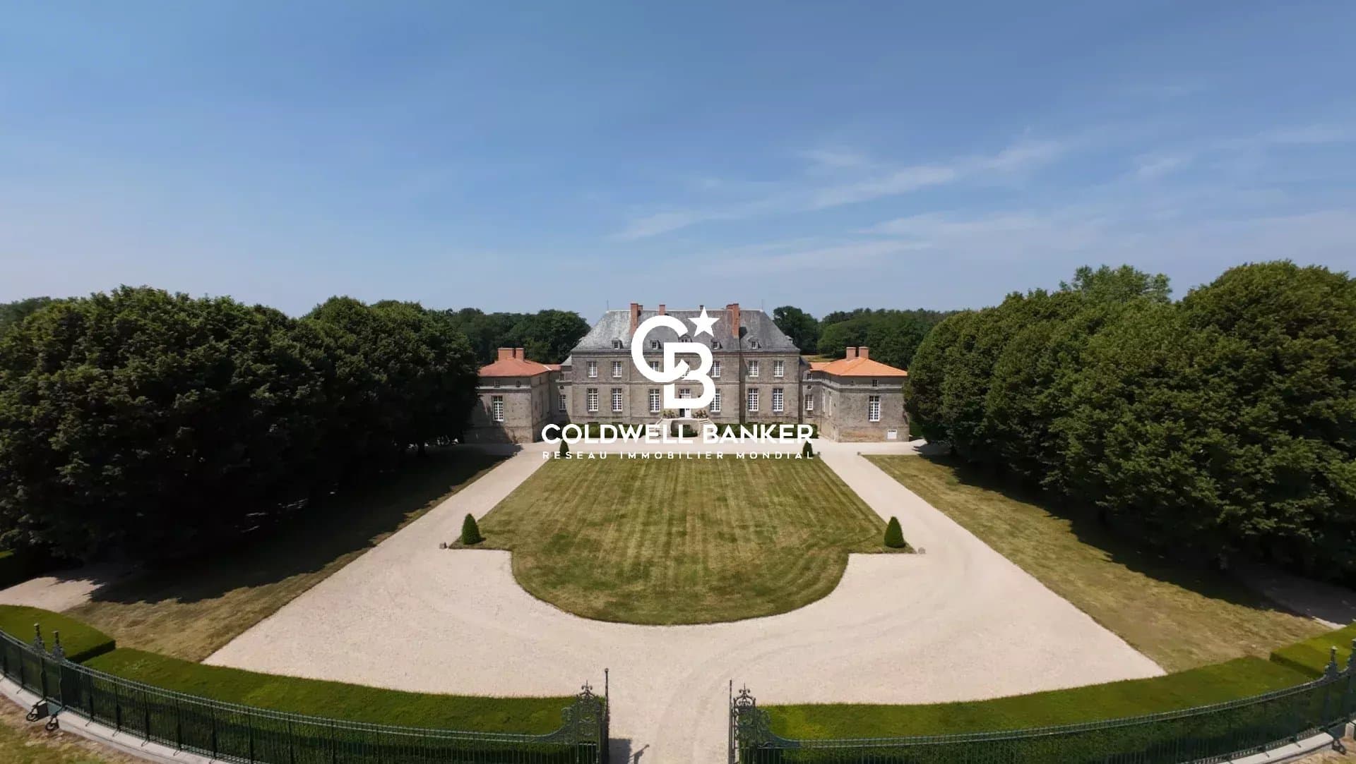 Prestigious Manor House with Heated Pool and Historical Features 3
