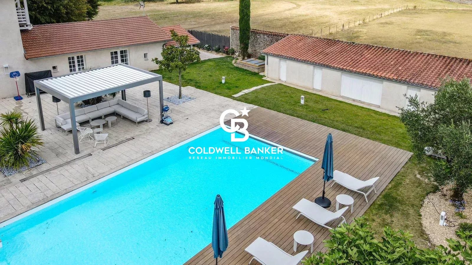 Prestigious Manor House with Heated Pool and Historical Features 5