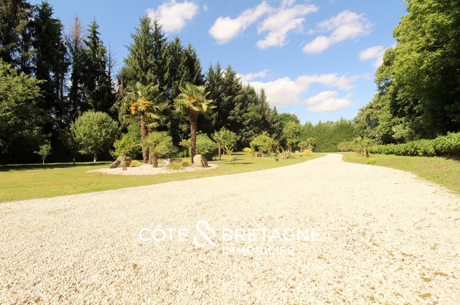 Charming 19th Century Manor With Lush Grounds Near The Sea 3