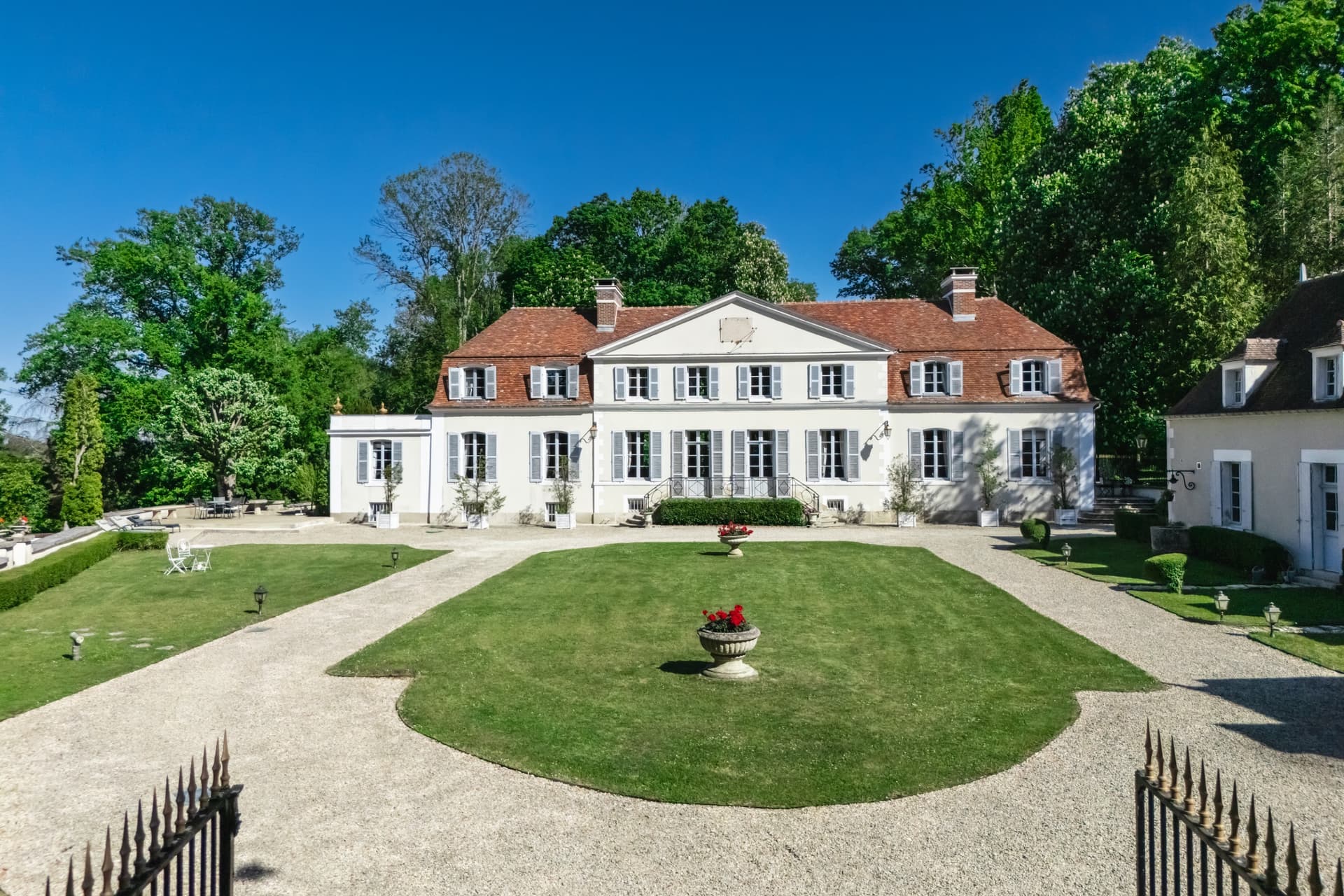 Elegant Neo-Classical Château with Magnificent Park and Caretaker's House — Château for sale in France
