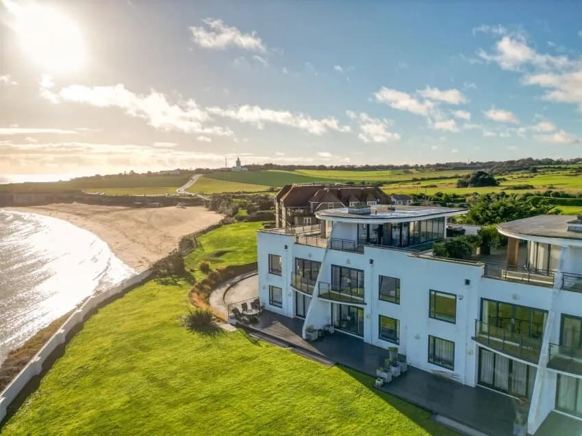Contemporary Duplex Penthouse with Panoramic Sea Views 4