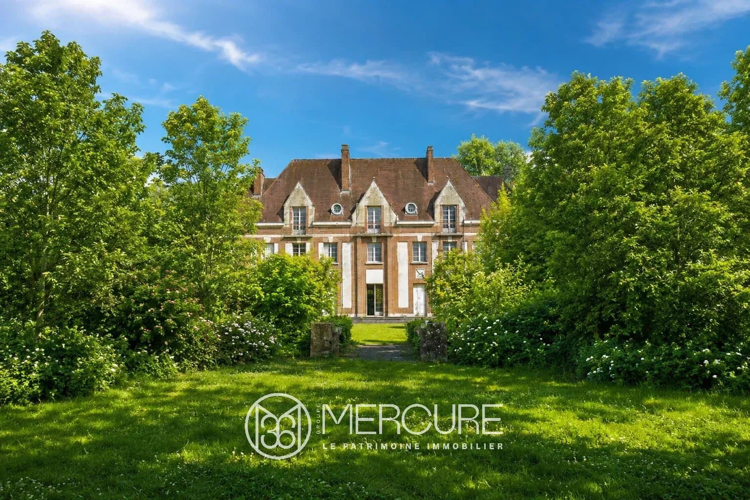 Art Deco Château With 15 Bedrooms And 9.5 Hectares Of Land — Château for sale in Hauts-de-France, France