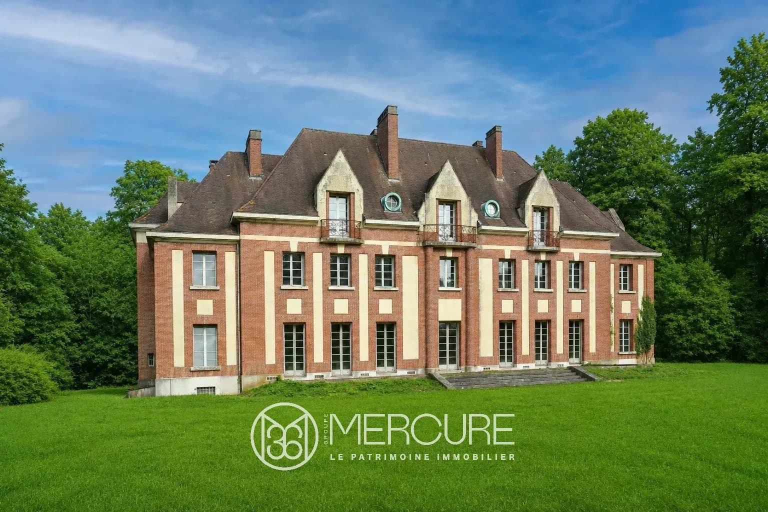 Art Deco Château With 15 Bedrooms And 9.5 Hectares Of Land 2