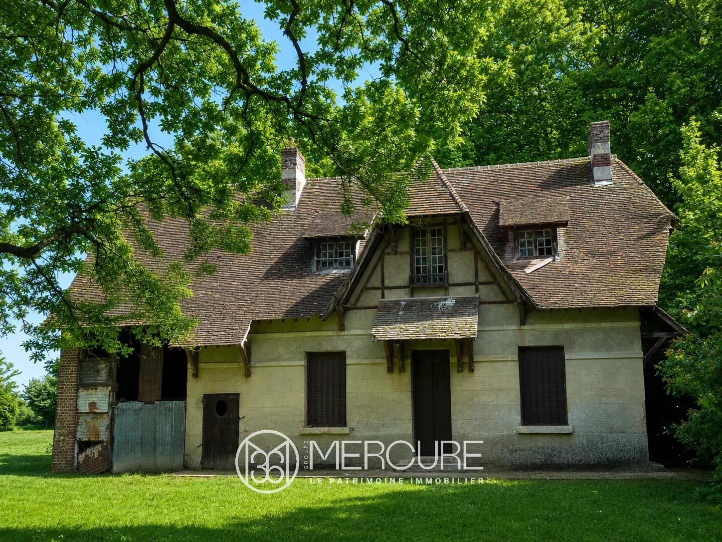 Art Deco Château With 15 Bedrooms And 9.5 Hectares Of Land 5