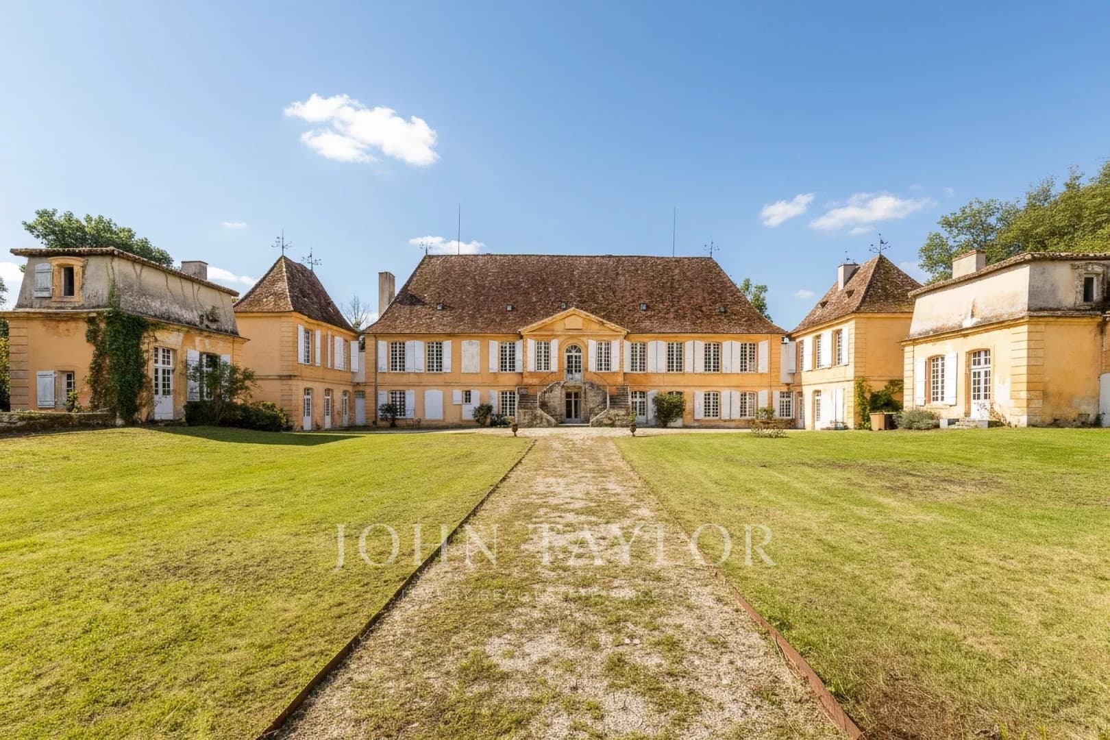 Elegant 18th Century Château in a Preserved Estate — Château for sale in Dordogne, France