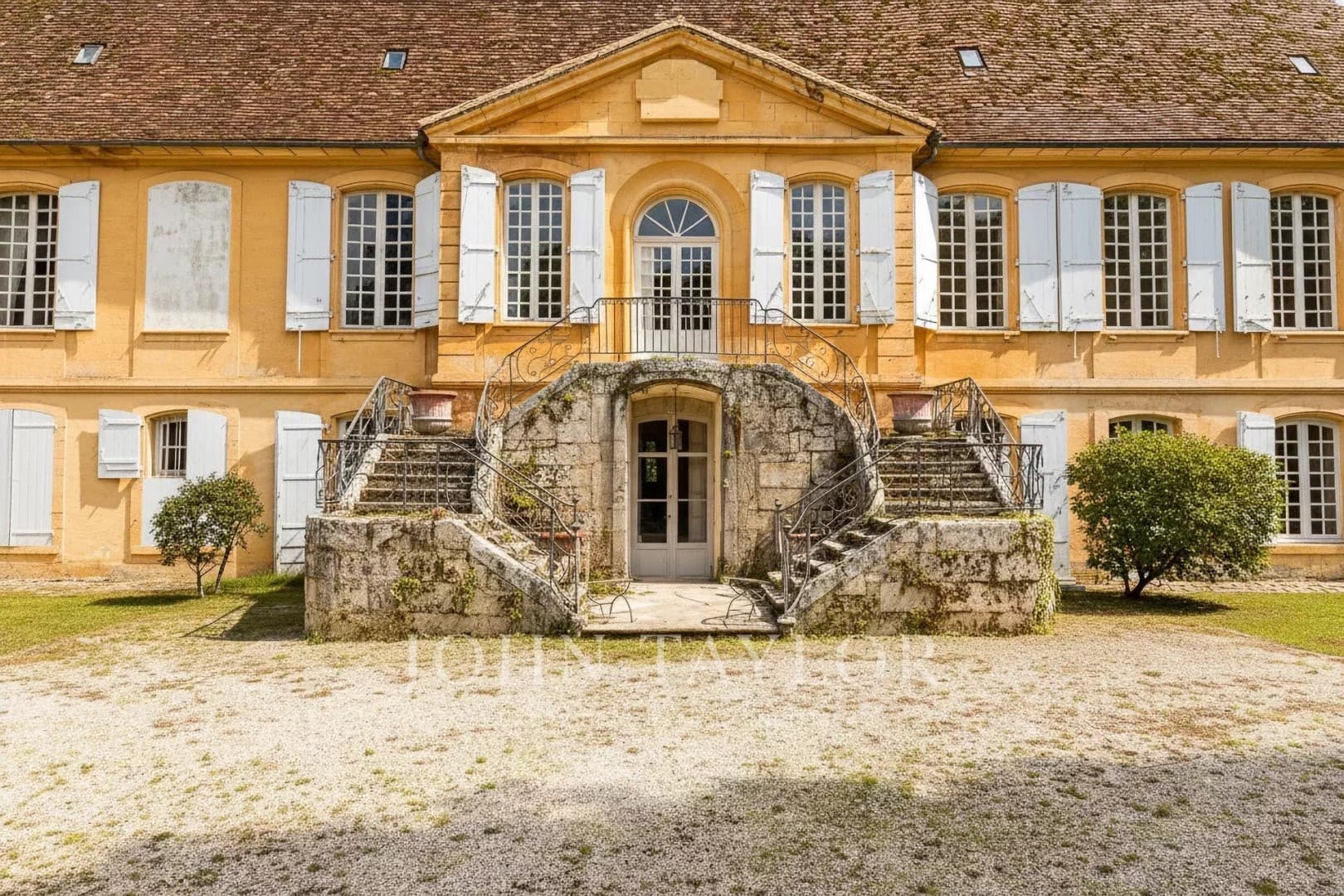 Elegant 18th Century Château in a Preserved Estate 3