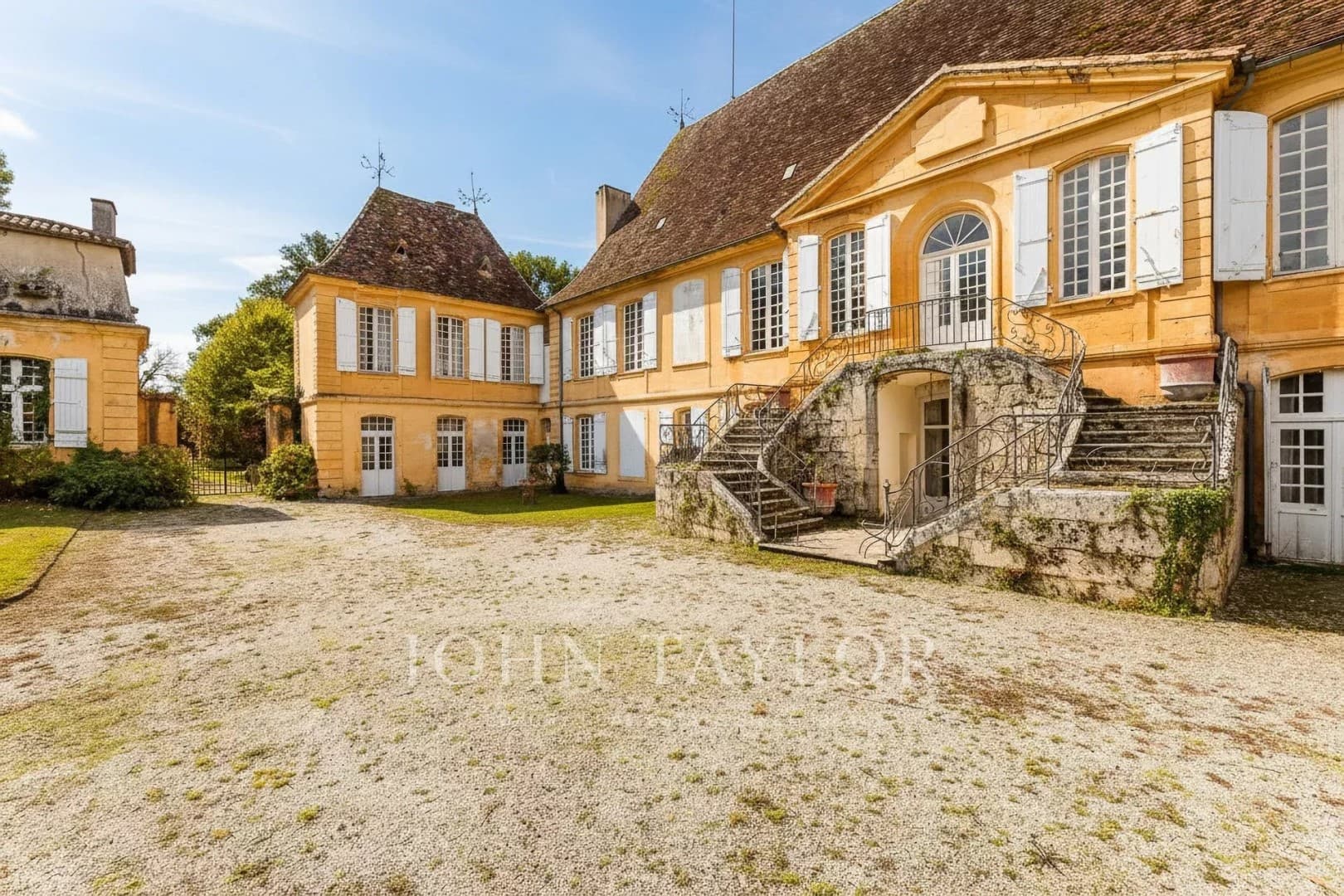 Elegant 18th Century Château in a Preserved Estate 4