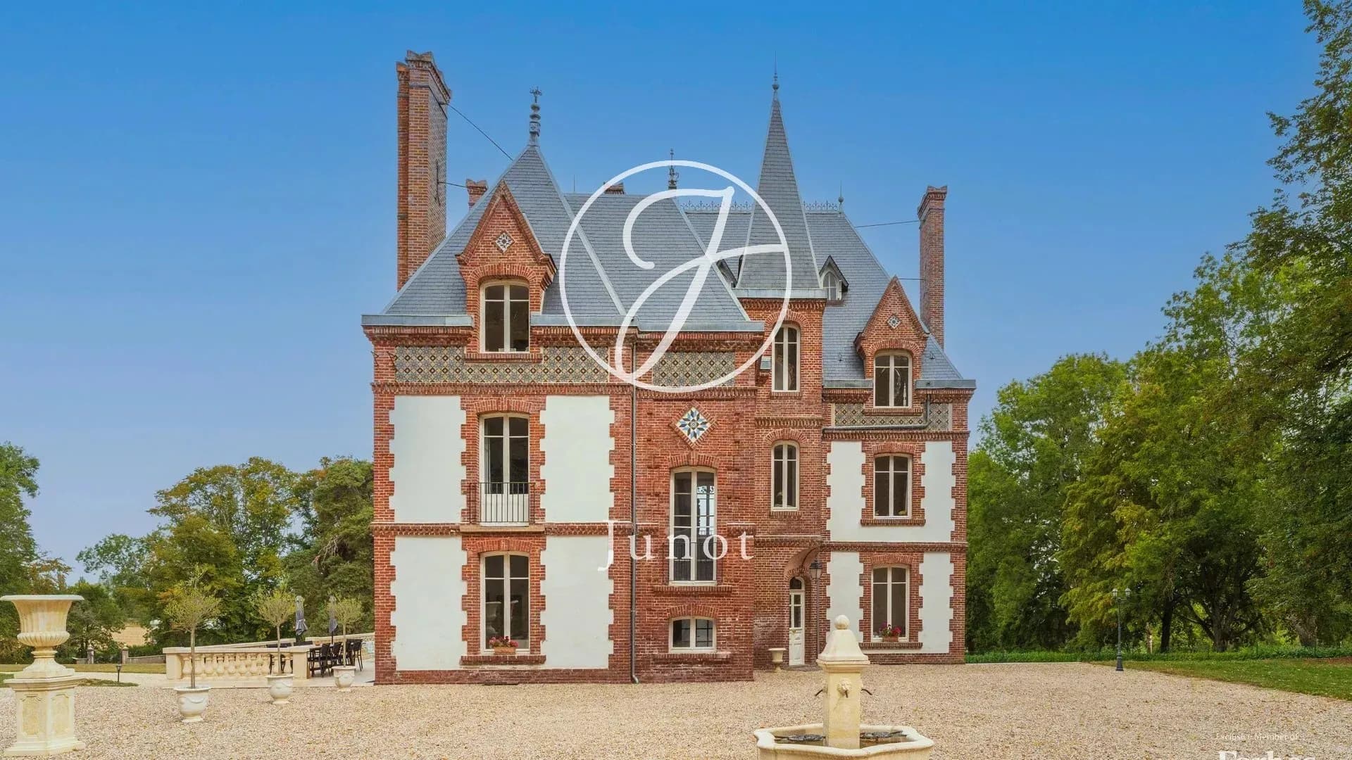 Charming 19th Century Castle With Expansive Park And Modern Comforts 2