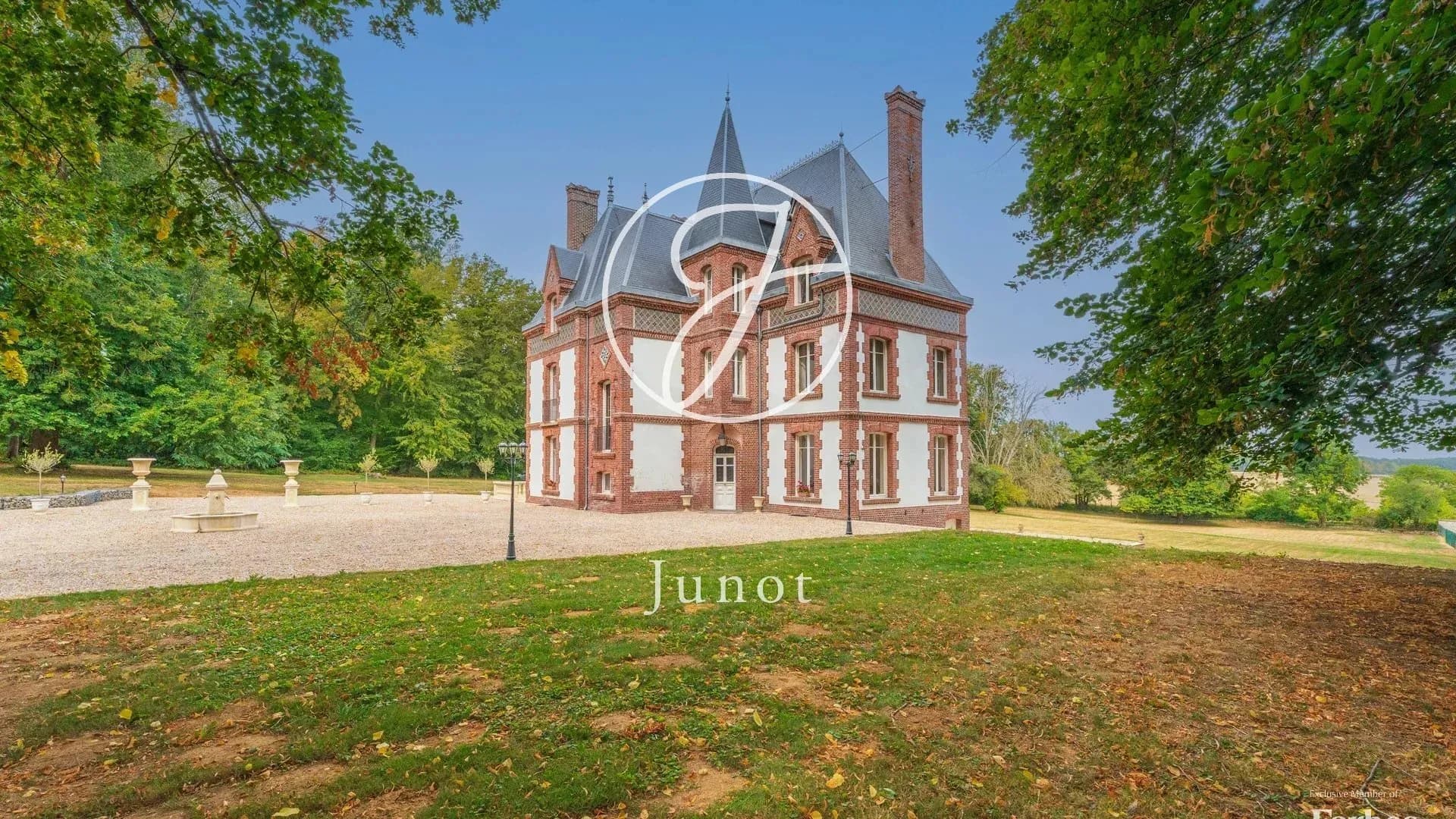 Charming 19th Century Castle With Expansive Park And Modern Comforts 4