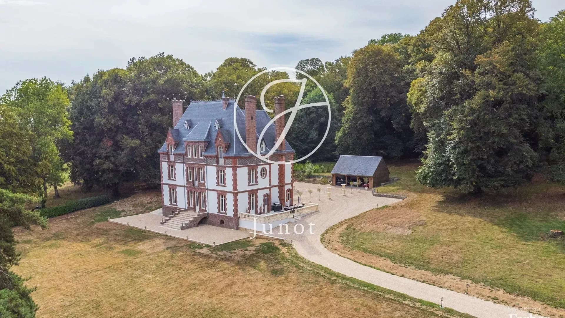 Charming 19th Century Castle With Expansive Park And Modern Comforts 5