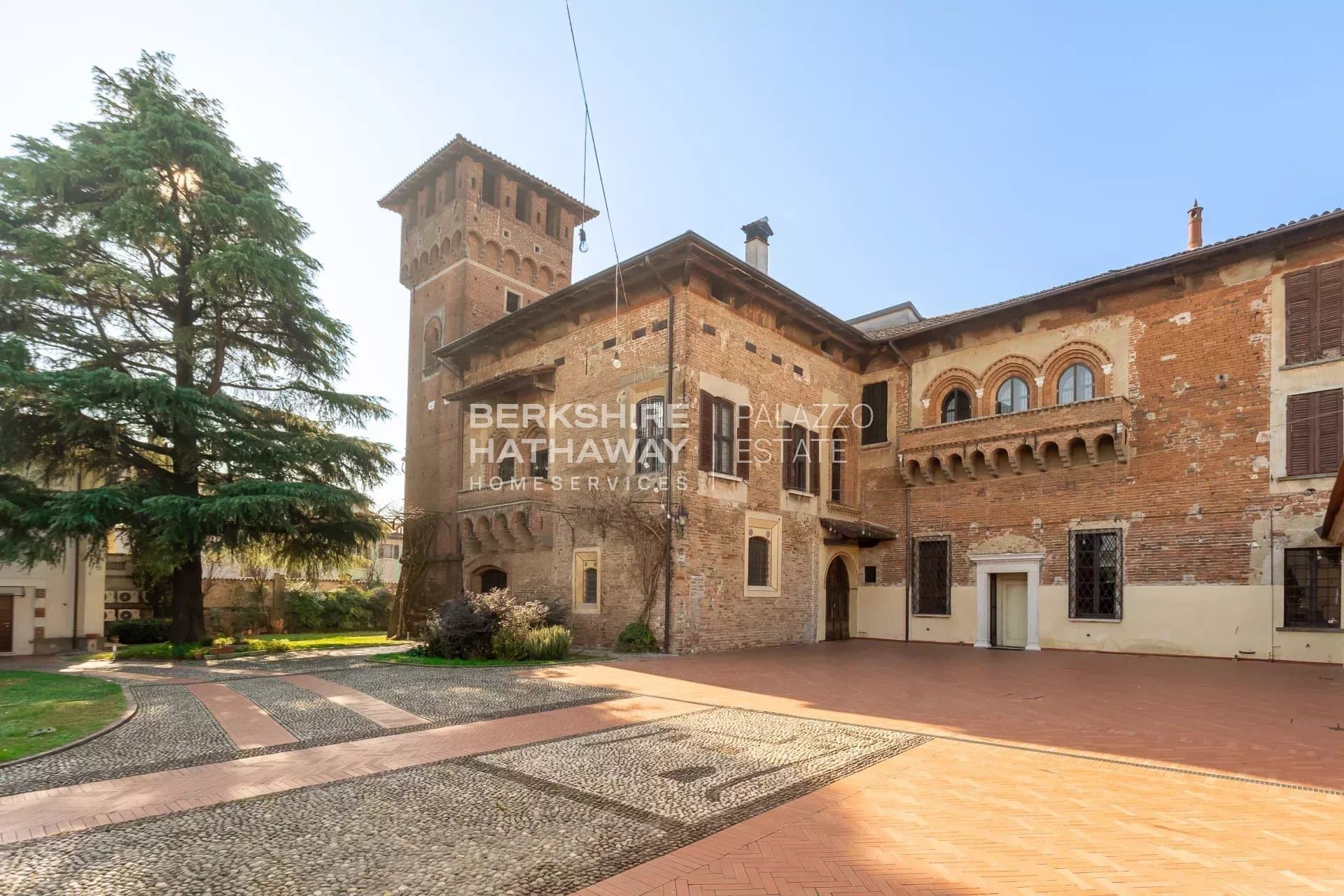 Historic Medieval Castle With Guardhouse And Stable In Lombardy 3